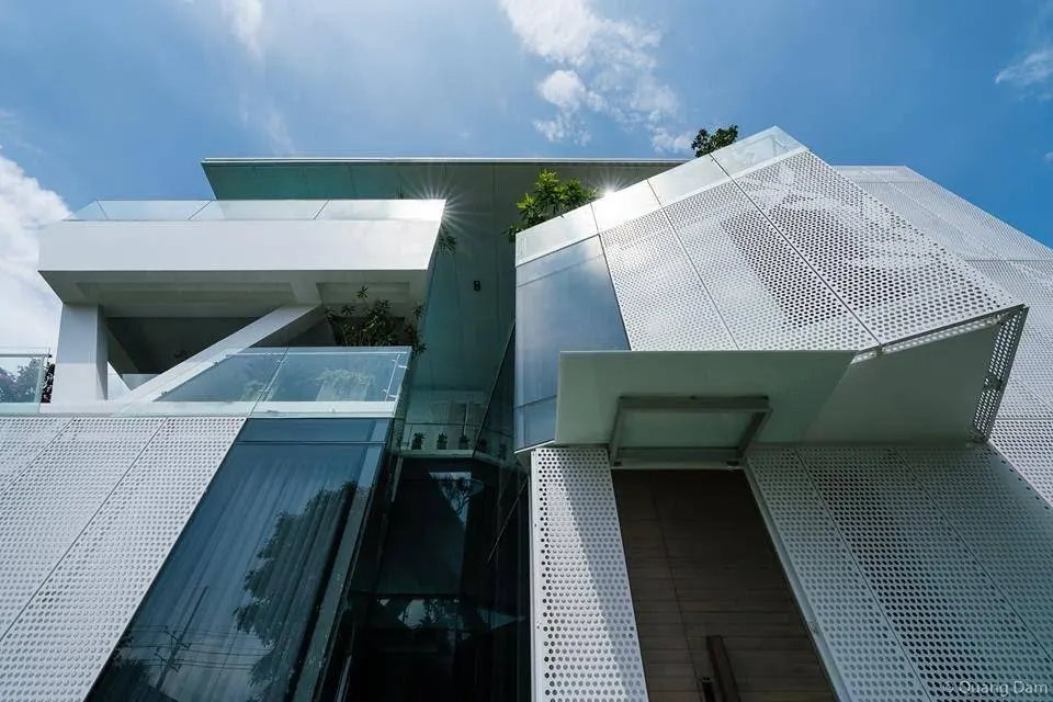 Một khoảng trống đi sâu vào lòng công trình tạo điểm nhấn cho cả nội và ngoại thất. Ánh sáng phản chiếu với vách kính tạo nên sự đẳng cấp sang trọng