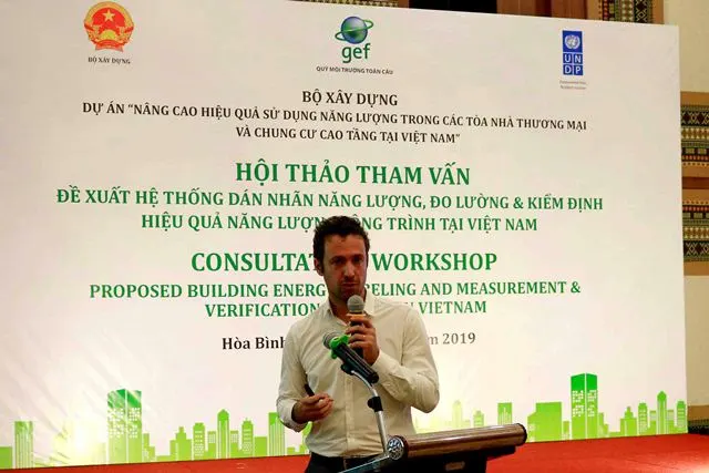 Chuyên gia tư vấn Nicolas Jallade trình bày các báo cáo tại Hội thảo