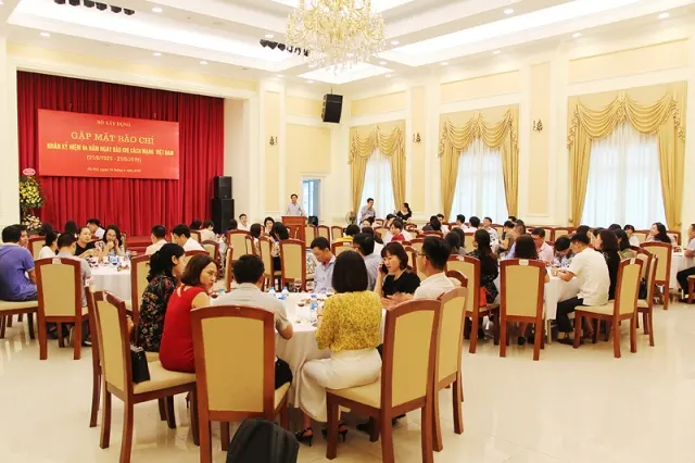 Cuộc gặp mặt báo chí của Bộ Xây dựng đã thu hút sự tham dự của nhiều phóng viên, nhà báo theo dõi ngành Xây dựng