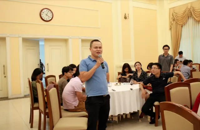 Phóng viên tham dự cuộc gặp mặt báo chí đặt câu hỏi cho Thứ trưởng Lê Quang Hùng