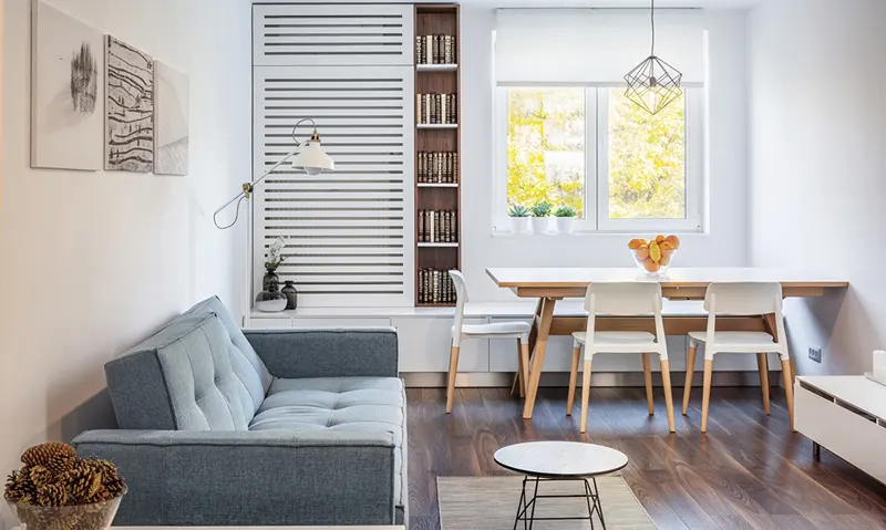 Căn hộ nhỏ lấy màu trắng làm chủ đạo, có bộ bàn ăn và ghế sofa được kê gần nhau