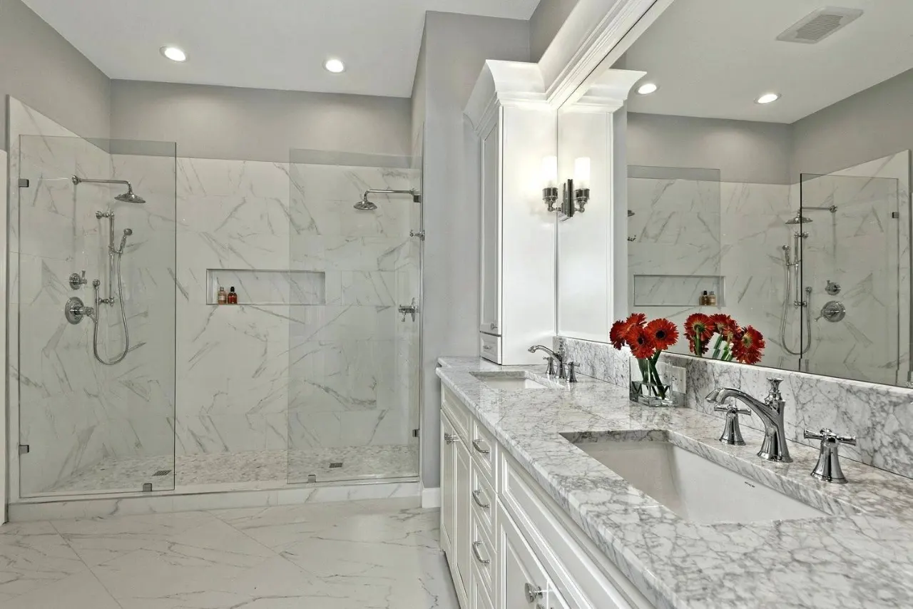 Đá Carrara trắng được sử dụng khá nhiều trong trang trí nội thất