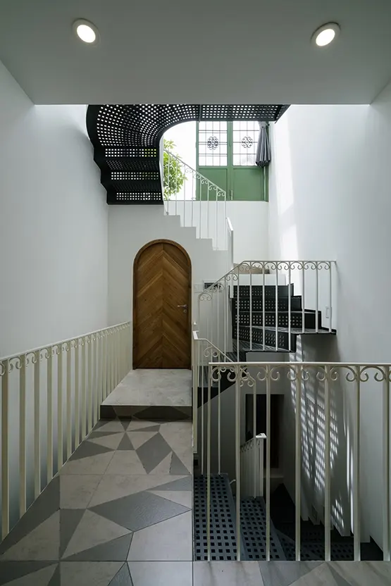 Do diện tích sàn mỗi tầng chỉ 36 m2 nên thông tầng chính ở giữa chỉ được phép chiếm một phần diện tích nhỏ, khoảng 9m2.