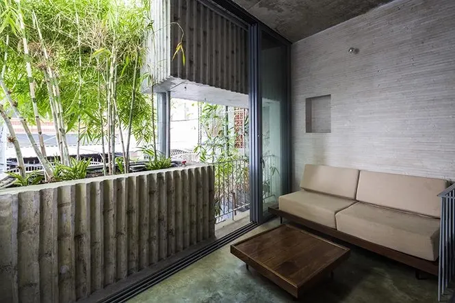 Nhờ có hệ thống tre bảo vệ bên ngoài nên ngôi nhà không cần đóng cửa kể cả vào mùa mưa.