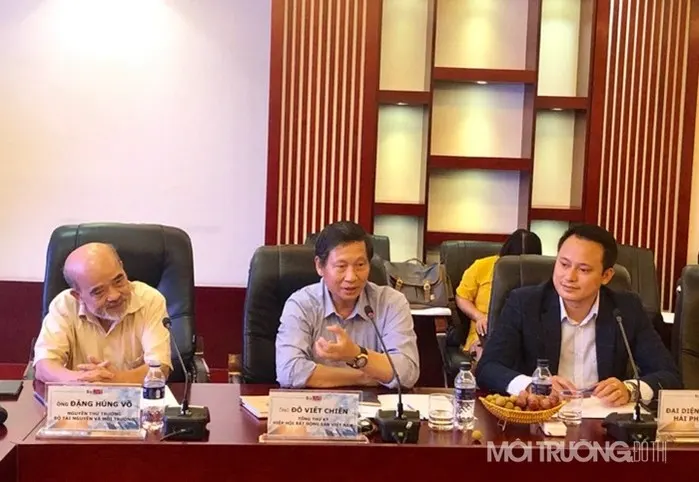 Ông Đỗ Viết Chiến (ngồi giữa), Tổng Thư ký Hiệp Hội Bất động sản Việt Nam
