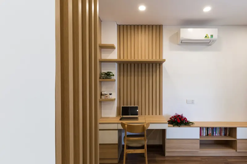 Mảnh đất 72 m2 (4 x18), nhà đông người, nên nội thất được tính toán sao cho ít chiếm diện tích nhất: tủ kệ nằm dưới cầu thang hay được gắn âm tường, cột.