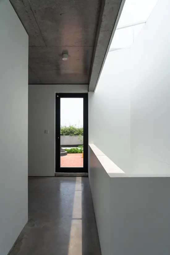 Ngoài khoảng thông tầng phía trước, ngôi nhà còn một khoảng thông tầng phía sau. Diện tích dành cho thông tầng chiếm gần 50% diện tích đất.