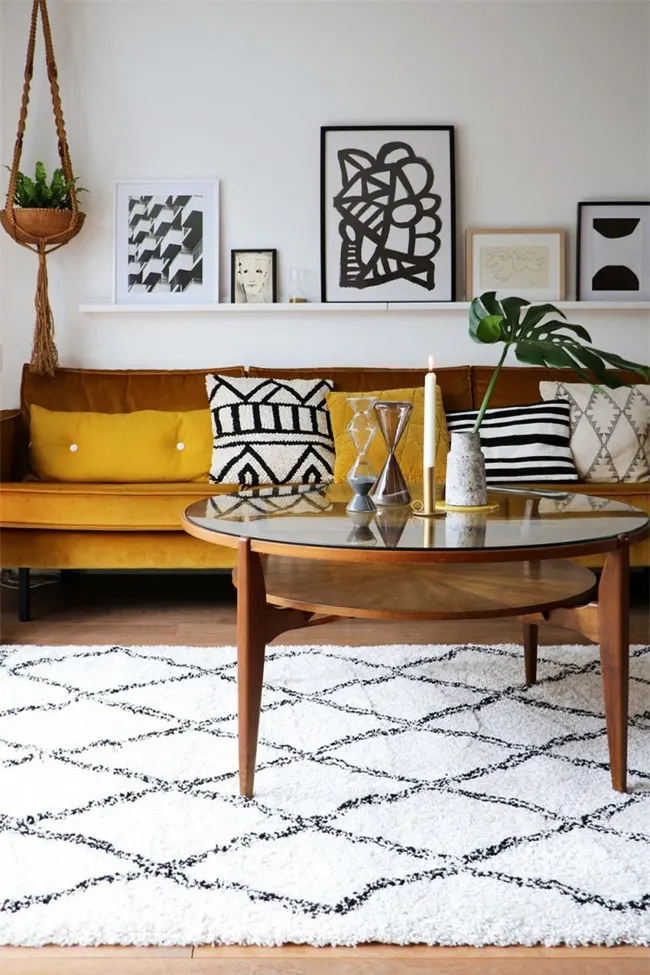 Màu mù tạt và nâu làm cho phòng khách boho chic trở nên tươi sáng hơn