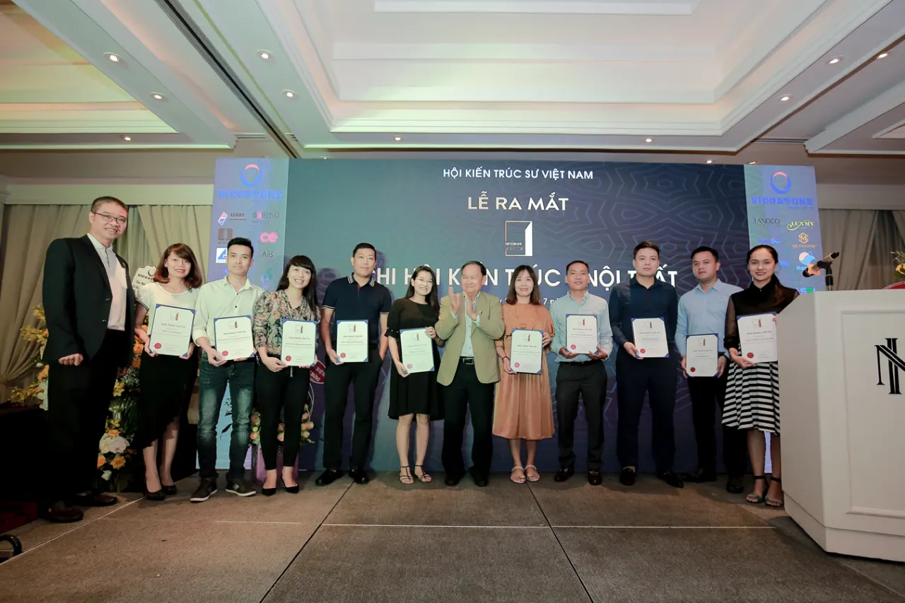 6. Trao chứng nhận hội viên cho các đơn vị thành viên