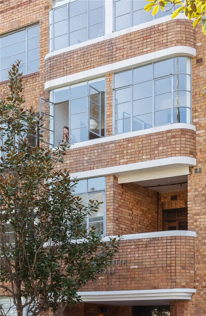 Tường gạch bên ngoài của tòa nhà chứa căn hộ nhỏ ở Sydney