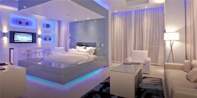 Một gợi ý tuyệt vời cho những ai thích một căn phòng ngủ all white mà vẫn nổi bật bằng việc sử dụng ánh sáng đèn led màu xanh