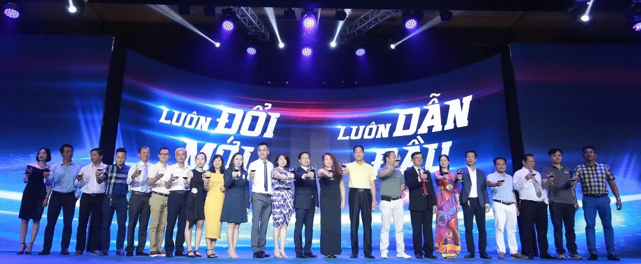 Đại diện AkzoNobel và các nhà phân phối nâng ly chúc mừng lễ ra mắt