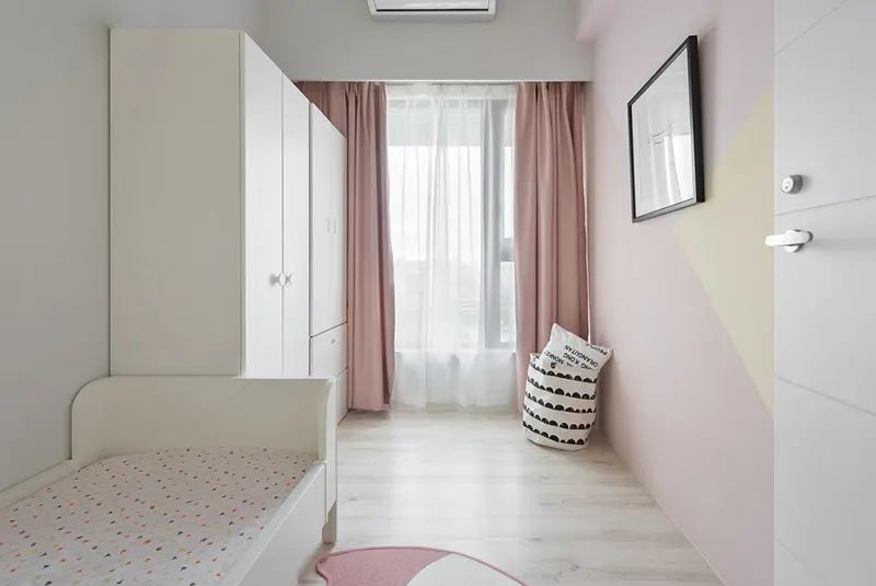 Để phù hợp với các giai đoạn phát triển của trẻ, nội thất phòng ngủ bố trí đơn giản và dễ dàng thay đổi khi trẻ lớn lên