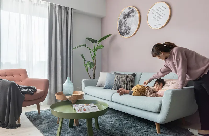 Cửa sổ với 2 lớp rèm che giúp điều chỉnh ánh sáng trong phòng phù hợp