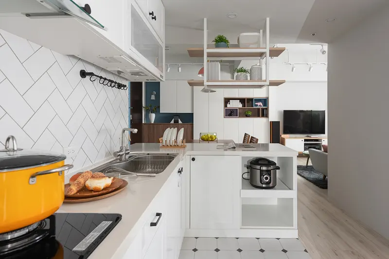 Kệ trong bếp hoặc là có cửa bảo vệ hoặc được treo lên cao tránh xa tầm với của trẻ