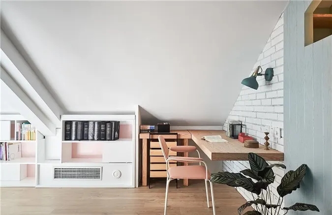 Khu học tập trên tầng lửng phía trên phòng ngủ