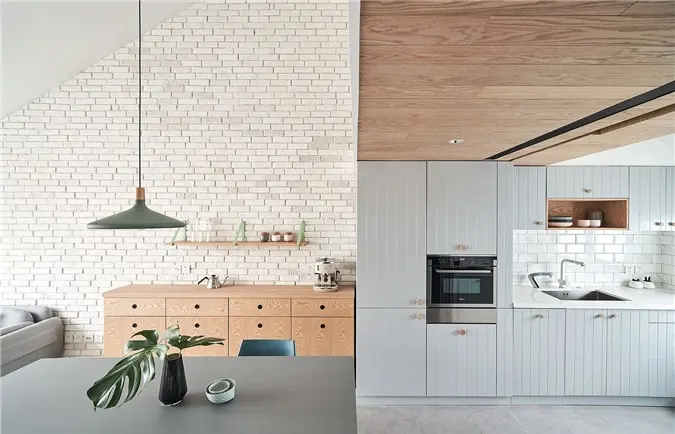 Chất liệu gỗ và gạch phong hóa trên tường tạo thêm cảm giác ấm áp cho nội thất căn hộ