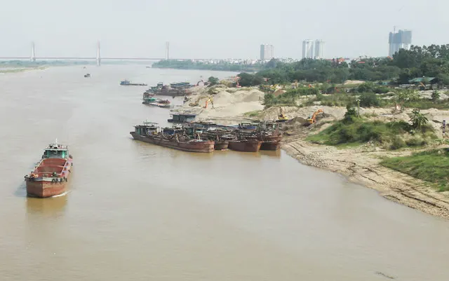 Hà Nội: 153 bãi tập kết, trung chuyển vật liệu xây dựng ven sông hoạt động trái phép