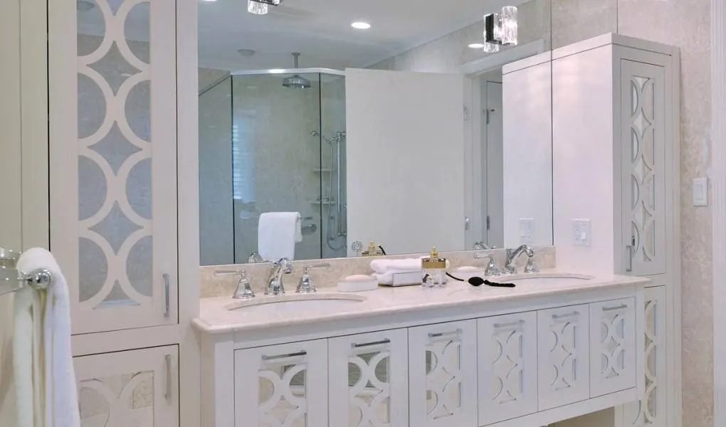 Gương lớn còn giúp tăng độ sáng của căn phòng khiến căn phòng luôn sáng sủa