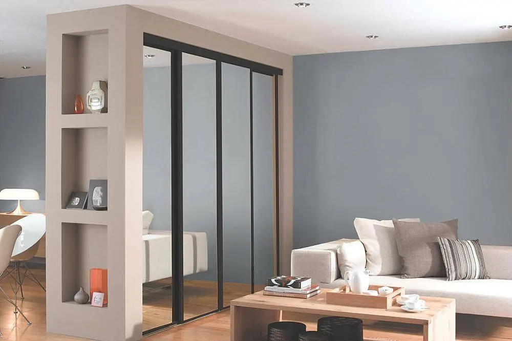 Những chiếc gương cũng giúp căn phòng trở nên rộng hơn
