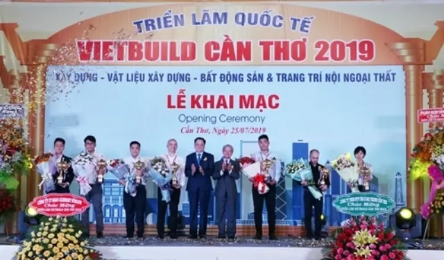 Đại diện Ban tổ chức tặng hoa và cúp lưu niệm cho các nhà tài trợ