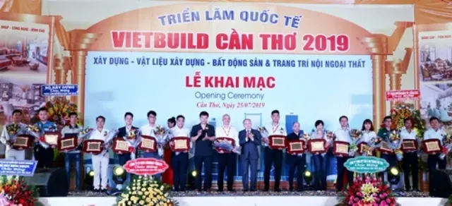 Đại diện Ban tổ chức trao giải cho các gian hàng Trưng bày đẹp và quy mô