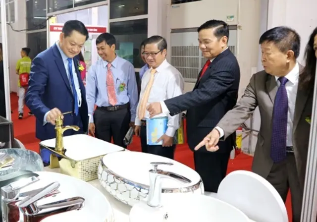 Đại biểu tham quan gian hàng nội thất