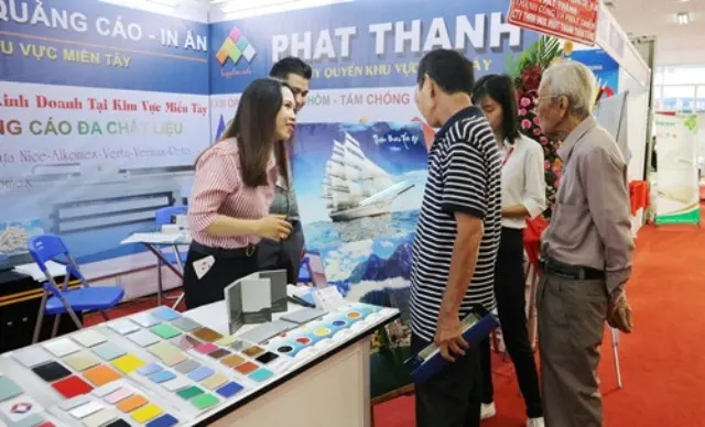 Các sản phẩm nhiều mẫu mã mới thu hút sự quan tâm của khách tham quan