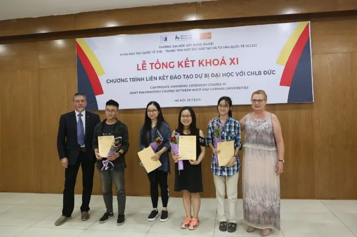 GS.TS LutzHerfurth - Hiệu trưởng trường Dự bị Đại học Nordhausen và và bà Vera Herfurth - Giảng viên trường Dự bị Đại học Nordhausen trao chứng chỉ cho học viên