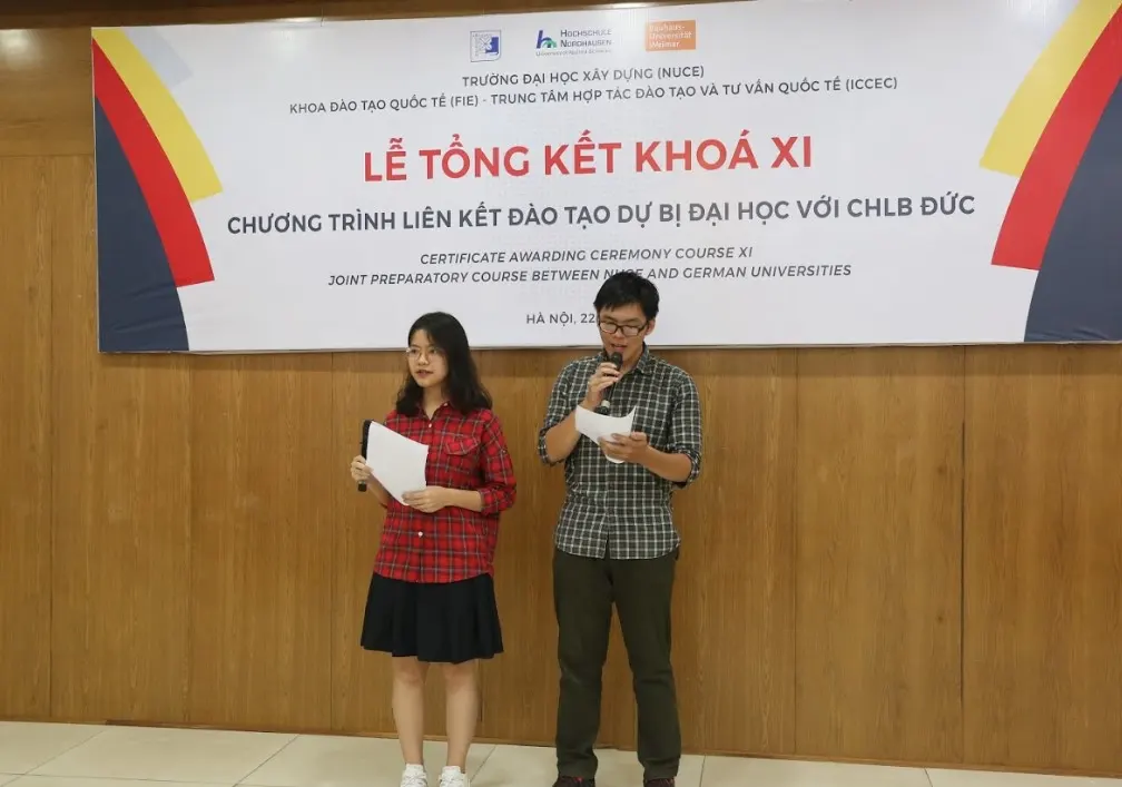 Đại diện sinh viên Phương Anh và Hoàng Đức phát biểu