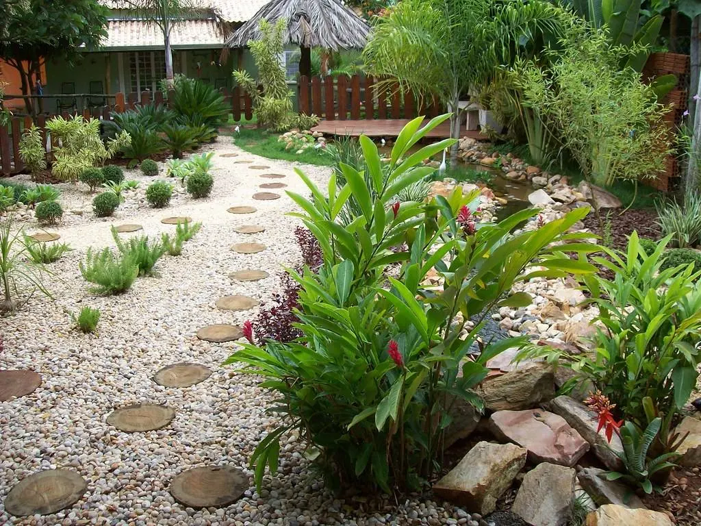 Tuy nhiên, sỏi lại khá khó di chuyển đối với người già và trẻ nhỏ, khi thiết kế cần phải cẩn trọng