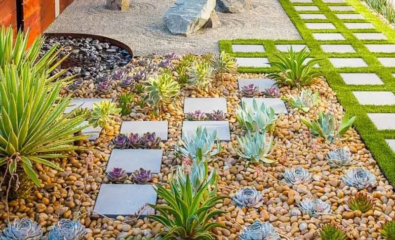 Sỏi có thể kết hợp với nhiều loại vật liệu lát vườn khác như gạch, gỗ...