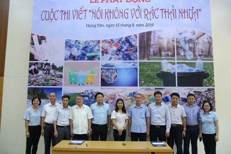 Đại biểu khách mời cùng Ban Tổ chức chương trình