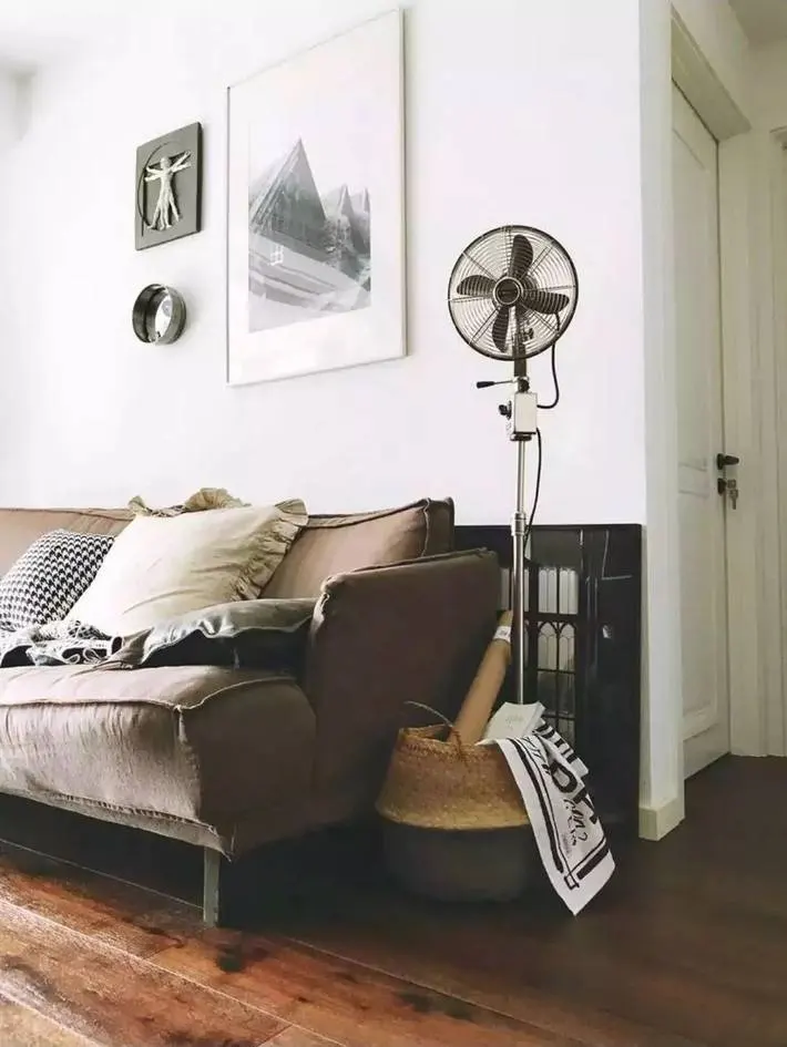 Các bức tranh treo tường màu sắc đơn giản tạo điểm nhấn cho không gian phòng khách