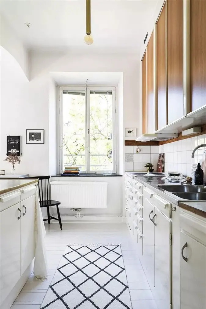 Nhà bếp chật chội thay đổi nhờ liên hệ đến các thương hiệu giá cả phải chăng như IKEA và mua sắm vật tư tại Home Depot để mua tủ, kệ và đèn, sau đó là bổ sung một lớp sơn mới.