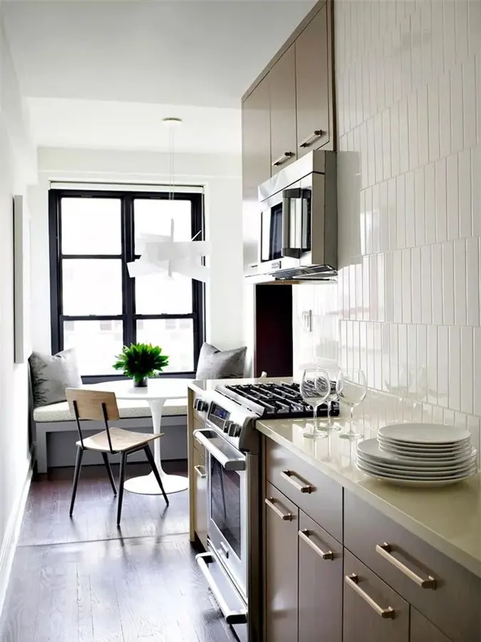 Được trang trí bởi BHDM Design, nhà bếp ở thành phố New York này là một ốc đảo nhỏ. Một chút sơn màu xám, một vật cố trần phong cách trong góc ăn sáng, một không gian lưu trữ dọc thông minh, đã mang đến cho nhà bếp bếp nhỏ này một hình thù mới siêu tinh tế.