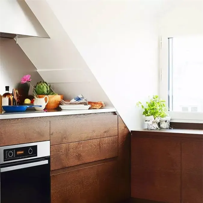 Được thiết kế bởi công ty kiến trúc A + B Kasha của Pháp, nhà bếp nhỏ trong một tòa nhà cũ của Paris trông giống như ban đầu là một tủ quần áo, nhưng các nhà thiết kế đã lắp đặt tủ chén bằng gỗ không có tay cầm và một chiếc máy hút mùi cổ điển để đưa nó vào thế kỷ 21.