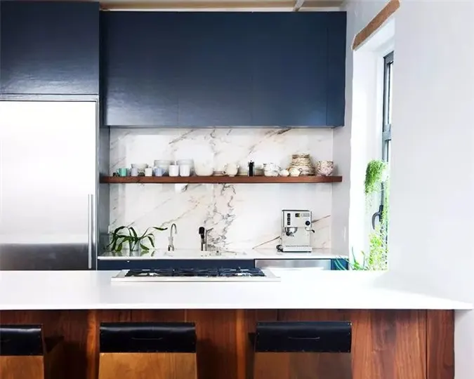 Nhà bếp đương đại này tạo cảm giác ấm áp đến không ngờ.
