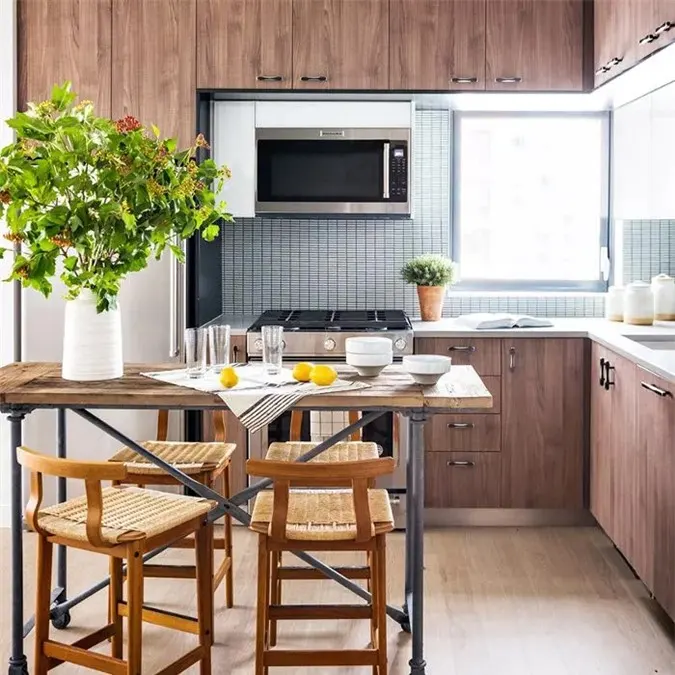 Không chỉ treo những chiếc nồi và chảo của bạn lên tường là một giải pháp cho việc lưu trữ, thủ thuật còn thêm một yếu tố đồ họa cho môi trường xung quanh.