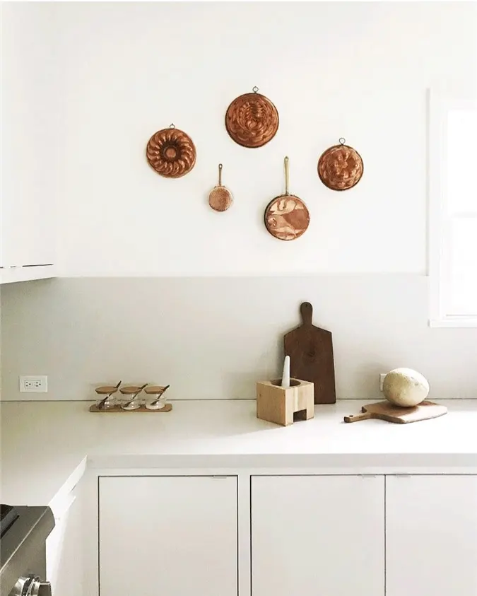 Sự pha trộn của đồ nội thất truyền thống và các thiết bị hiện đại mang lại cho nhà bếp Thụy Điển này một sự cân bằng lành mạnh.