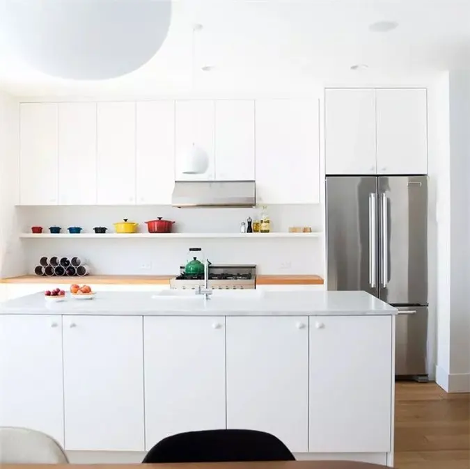 Những bức tường và tủ trắng sạch sẽ hầu như luôn là sự lựa chọn hoàn hảo cho nhà bếp nhỏ. Một bộ sưu tập đẹp của đồ dùng trong nhà bếp này và những bông hoa mới hái thêm một chút phong cách cá nhân.