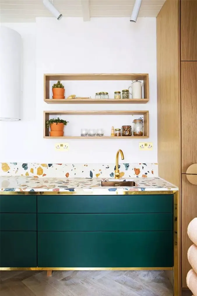 Màu trắng tất nhiên là lựa chọn ổn nhất trong không gian nhỏ nhưng nếu bạn yêu thích màu sắc, đừng bỏ qua cách bài trí này.