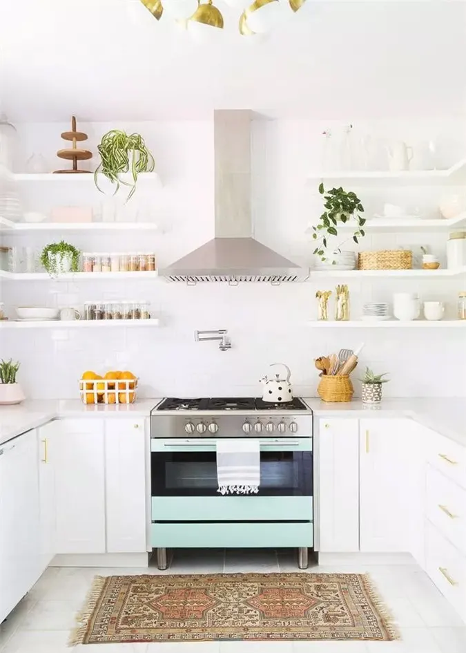 Lớp trên các lớp màu pastel, phần cứng bóng bẩy, quầy đá cẩm thạch trắng, thảm khu vực được yêu thích và cây trồng trong nhà làm cho nhà bếp sáng sủa này đặc biệt độc đáo và vui vẻ.