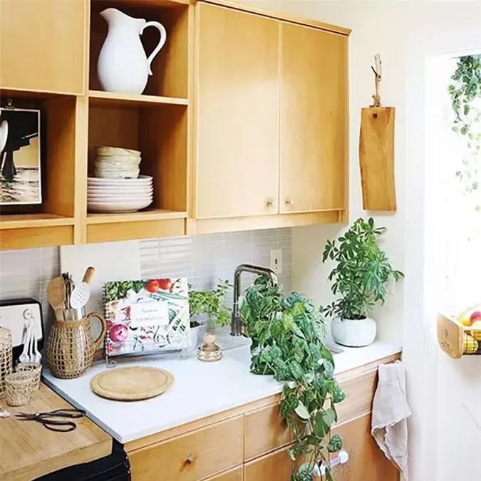 Loại bỏ các cánh cửa tủ tạo cảm giác mở (và kệ mở giả một cách hiệu quả), sử dụng các món ăn xinh xắn và phục vụ như một hoạt động trang trí nhà bếp.