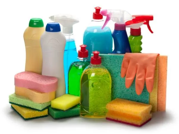 Cách sử dụng nước tẩy rửa cũng cực kỳ đơn giản khi bạn chỉ cần hòa tan 2 nắp sản phẩm với ½ xô nước rồi dùng hỗn hợp này để làm sạch bồn rửa mặt.