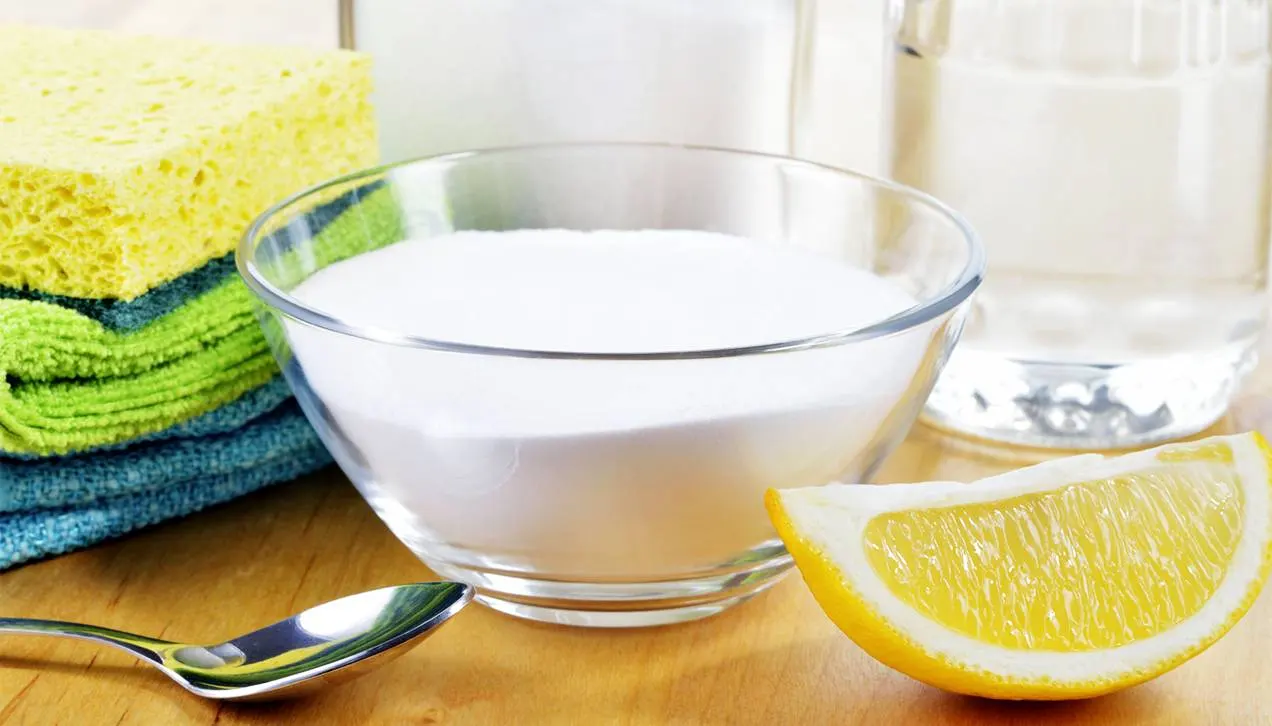 Đối với cách tẩy trắng bằng các nguyên liệu như chanh, baking soda và giấm trắng, bạn cần đổ/bôi trực tiếp các nguyên liệu này lên bề mặt bồn rửa và để yên trong khoảng 15-20 phút trước khi xả lại với nước sạch.