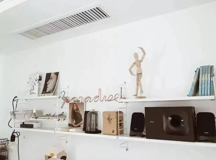 Những cuốn sách, bức hình bài trí tại khu vực làm việc theo sở thích của gia chủ