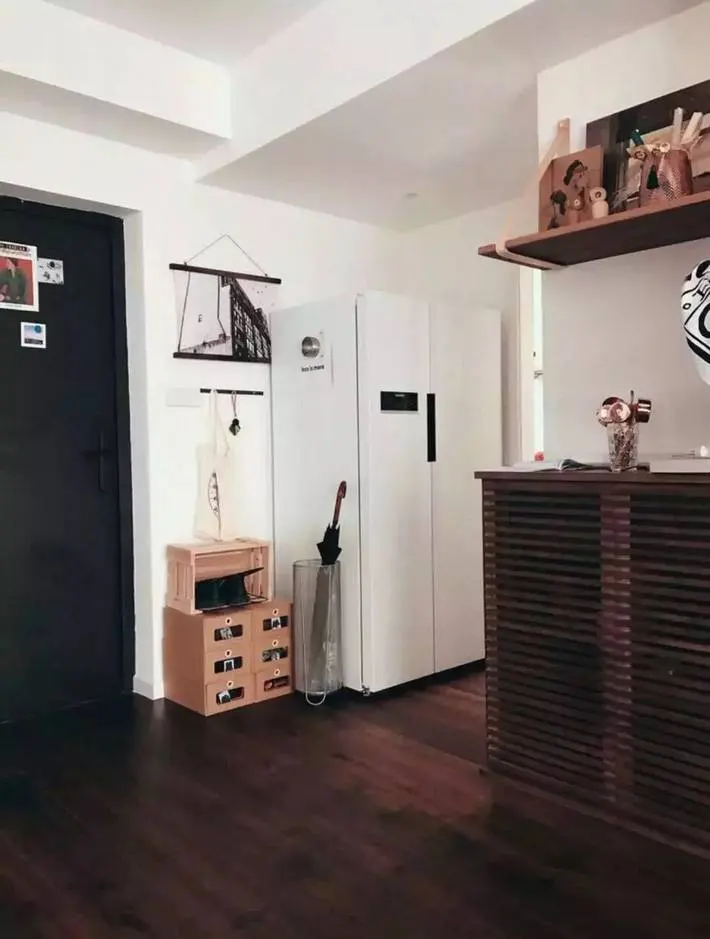 Tủ giày nhỏ màu nâu sáng nổi bật ngay khi bước vào nhà