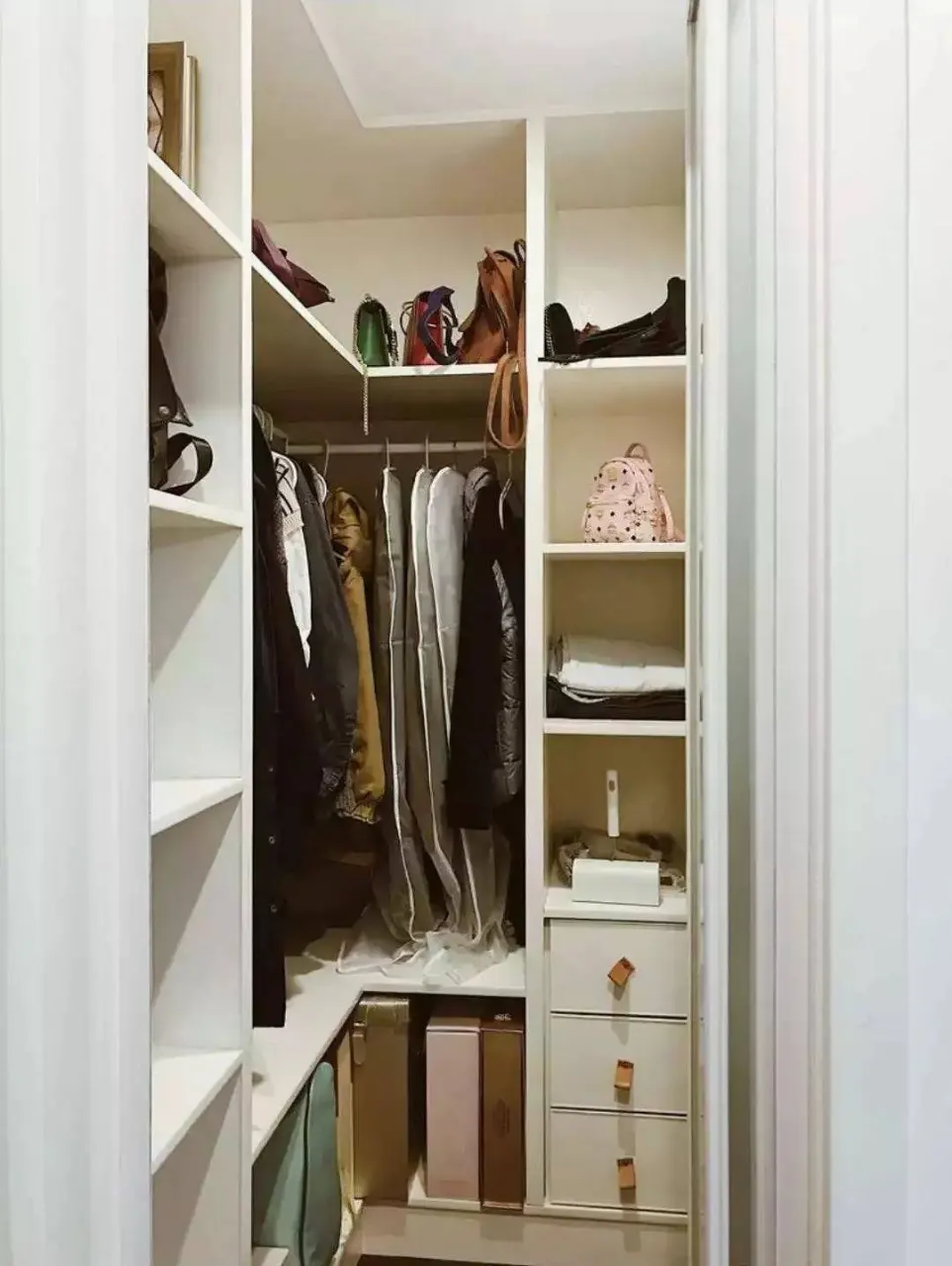 Chiếc tủ đựng đồ bố trí vuông góc sát tường giúp tiết kiệm diện tích hiệu quả