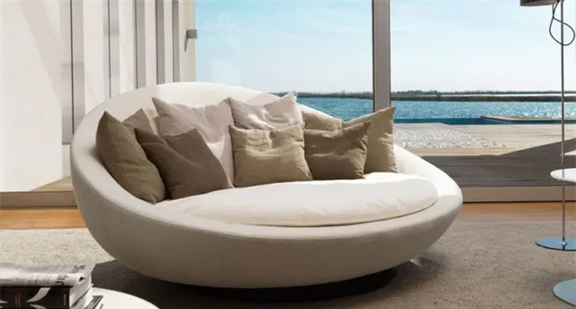 Một thiết kế ghế tròn thú vị và nổi bật nhất do Jai Jalan tạo ra. Đây là một chiếc ghế sofa tròn có thể xoay một cách liền mạch và tinh tế, bao bọc lấy cơ thể của người dùng. Trọng tâm của thiết kế là sự thoải mái đi kèm với đó là tính thẩm mỹ quyến rũ từ các màu sắc trung tính.